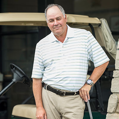 homme se penchant sur le club de golf