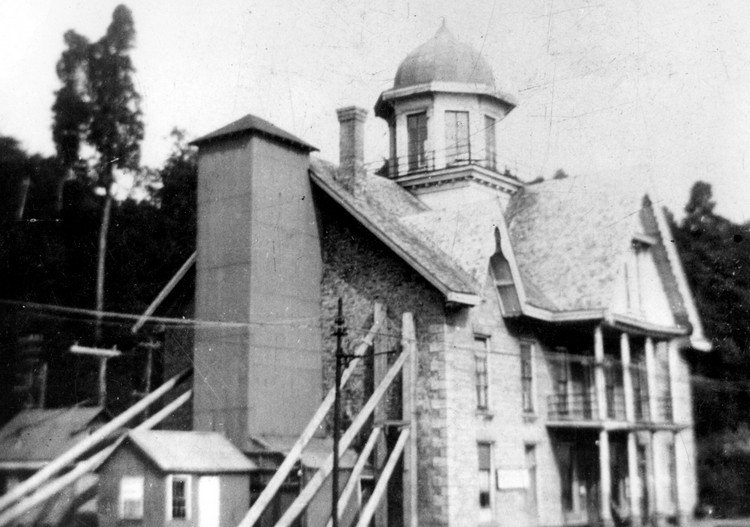 Saul Davis' Table Rock House with Elevator Saul Davis' Table Rock House with Elevator
